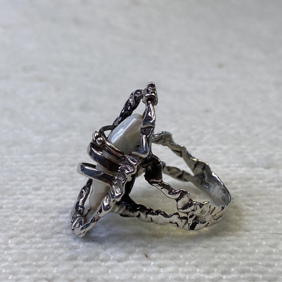 Stunning Freshwater Pearl Ring in Sterling Silver Setting - Picture 2 of 8